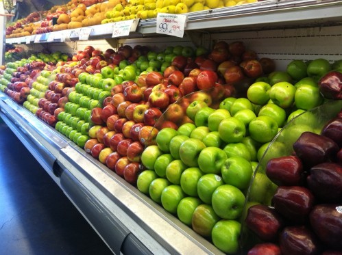 apples at grocery store