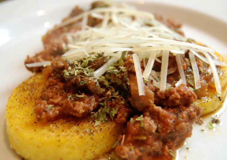 Polenta with meat sauce