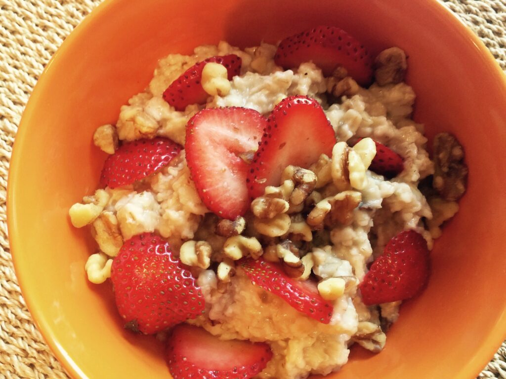 oatmeal with strawberries and walnuts