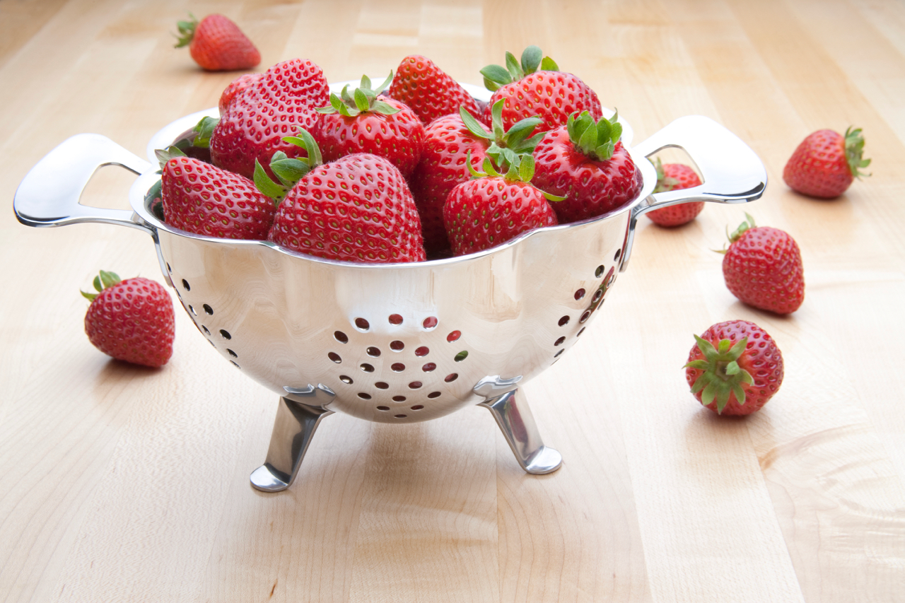 strawberries_in_colander (1)