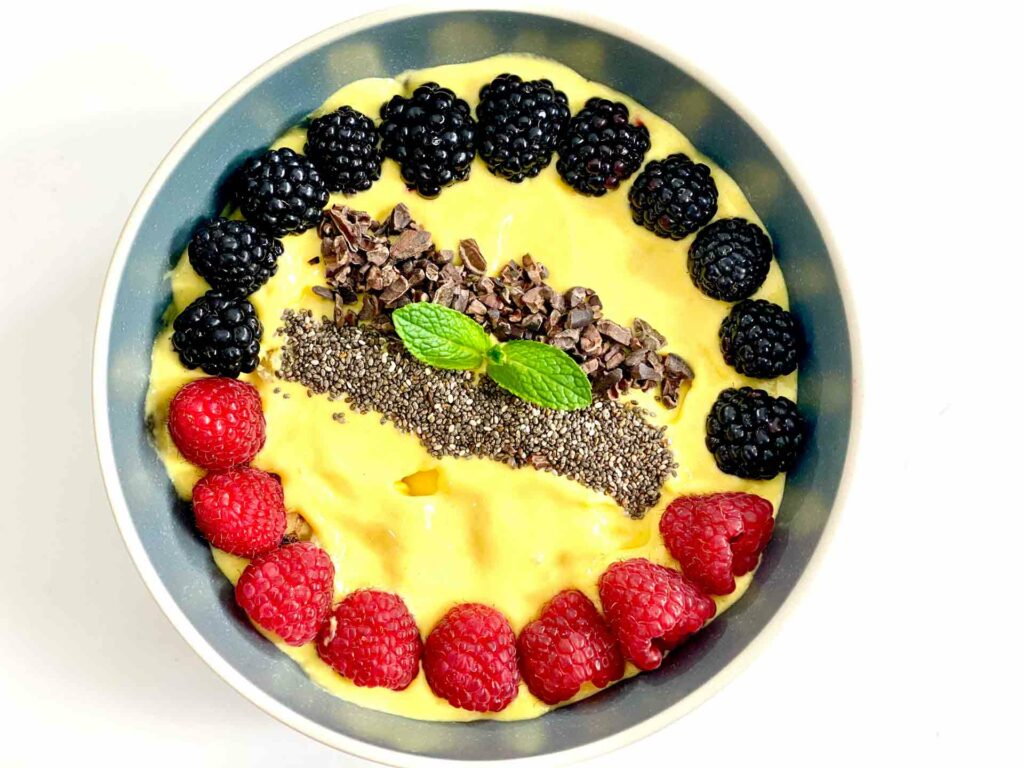 mango greek yogurt smoothie bowl